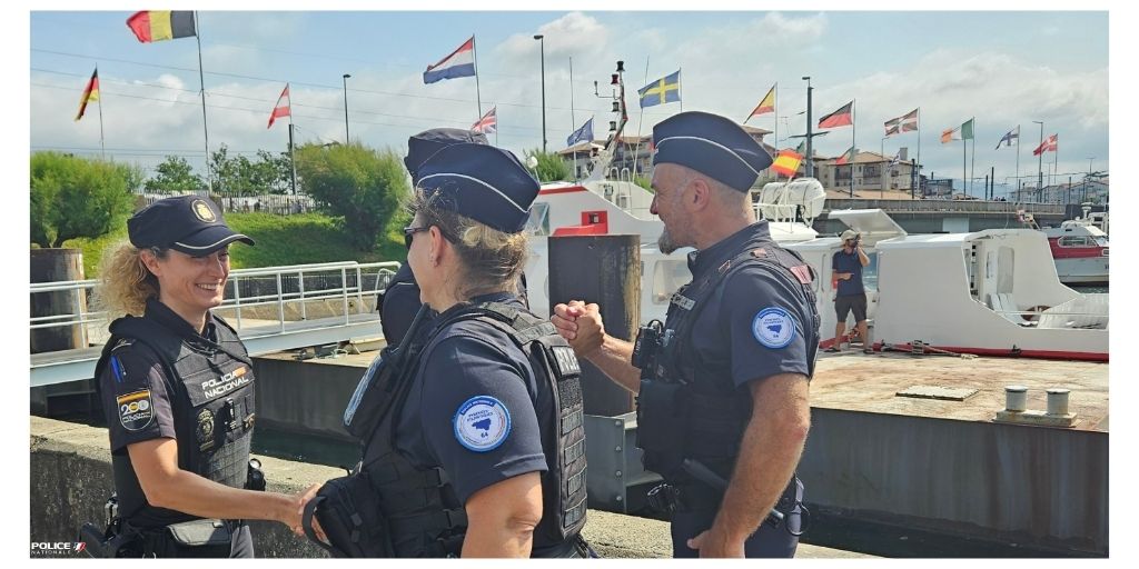 PoliceNat64's tweet image. #LundiMotivation |
Encore quelques vacations à #partager avec les #policiers de la #PoliciaNacional . 
Merci pour cette belle collaboration au service de la population et des vacanciers venus poser leurs valises  sur #Saintjeandeluz
#CoopérationInternationale
@PoliceNationale