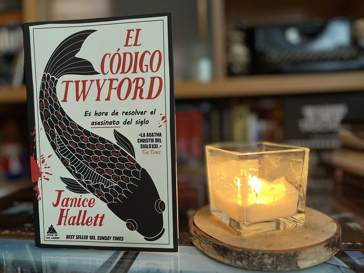 Nos hemos dejado llevar por El Código Twyford, la nueva #novela de Janice Hallett que nos sumerge en un universo de oscuras pistas, códigos ocultos y giros inesperados que se convierte en una lectura perfecta para este final de agosto.

#Libros #Misterio <a href="/AticoLibros/">Ático de los Libros</a>