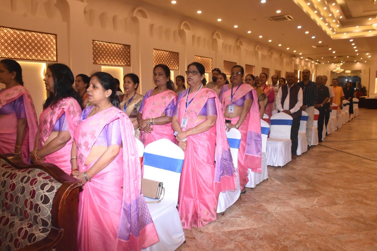 नेपाल विश्व हिन्दू परिषद द्वारा चल रहे एक हज़ार से अधिक एकल विद्यालयों के दानदाताओं का सम्मान कार्यक्रम कल सायंकाल काठमांडू में संपन्न हुआ. नेपाल के हिंदू समाज के वंचित वर्गों के बच्चों में यह सेवा का बड़ा कार्य चल रहा है.