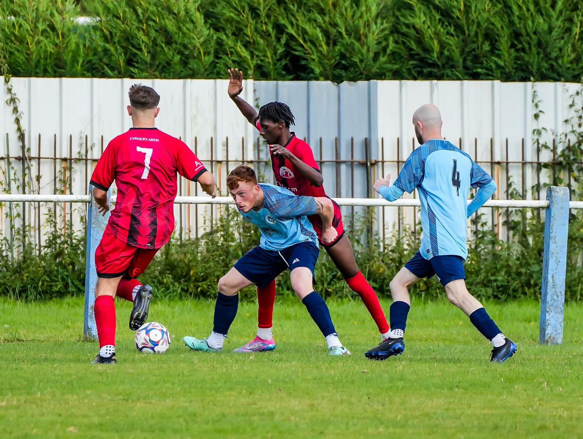📸 MATCH ACTION | More from <a href="/ianparkermoore/">Ian Parker-Moore</a> of Saturday’s win at home to Garstang. 🔵⚪️

#UpTheRoad