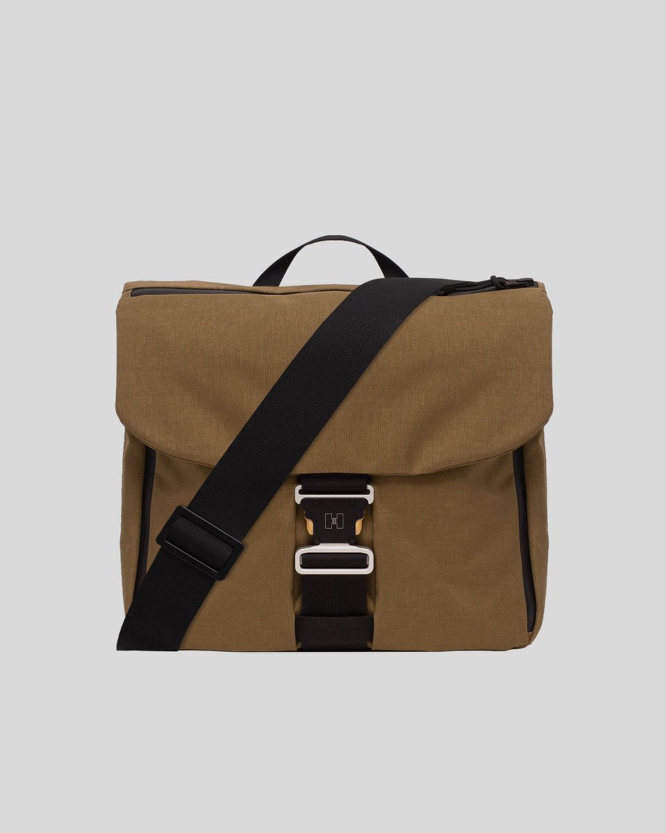 HURUbackpack's tweet photo. Durable and lightweight, the HURU Cross Bag is specially designed for the urban lifestyle. https://t.co/ECOQLhKSEI