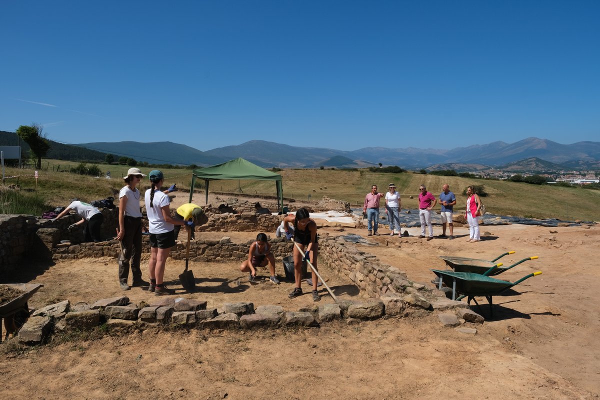 CentrosCant's tweet photo. 😏 De nuevo en #Juliobriga acogemos trabajos de #investigación y #excavaciones de la mano de la #UniversidaddeCantabria 👌, en concreto, en el entorno de la #Domvs de los #Morillos y la Casa de los #Mosaicos 🧐

👉 Qué importantes son estas tareas #historia #evolución 🤓 https://t.co/ggeW7d3uP6