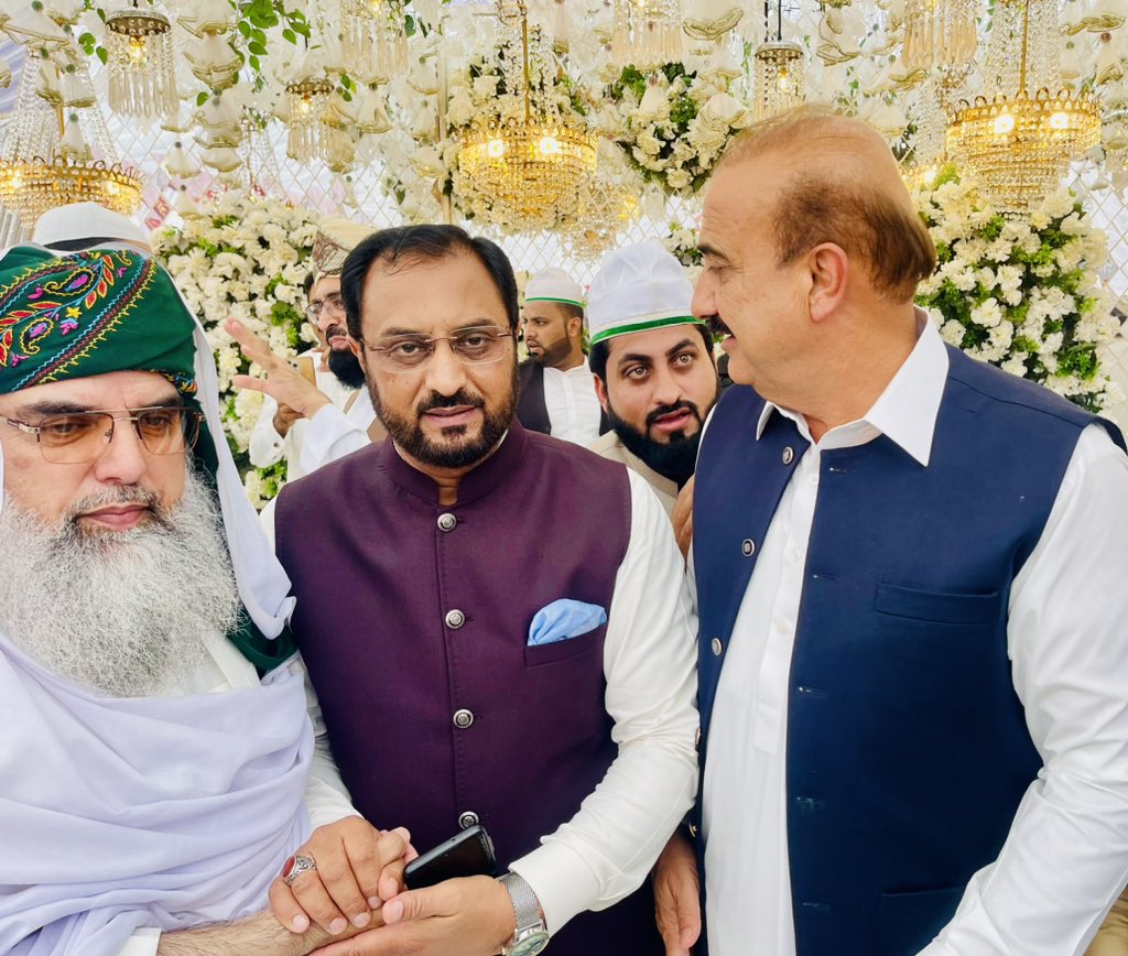 sahibzada_z's tweet photo. نیریاں شریف 
حضرت قبلہ پیر  ڈاکٹر سلطان العارفین صدیقی سجادہ نشین آستانہ عالیہ نیریاں شریف کی صاحبزادی محترمہ کی شادی کی رخصتی کی تقریب میں 
چئیرمین پاکستان سویٹ ہوم زمرد خان صاحب صاحبزادہ ذوالفقار علی سجادہ نشین آستانہ عالیہ گلشن علی پہڑہ شریف
اور سردار شکور صدیق صاحب موجود https://t.co/ULgPLLTxPU