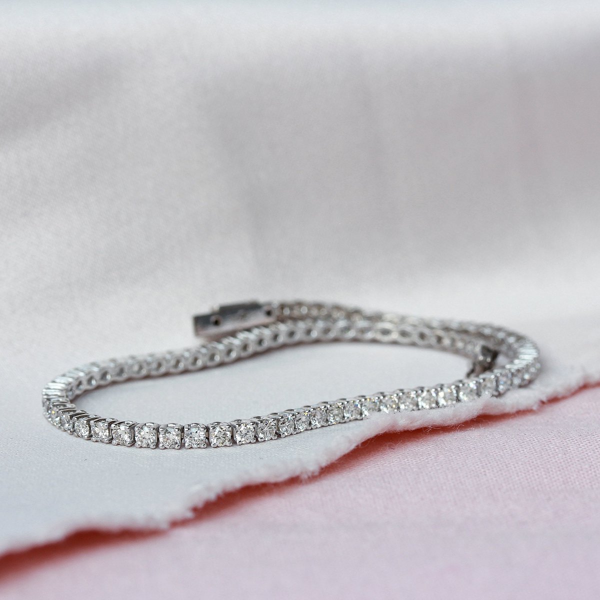 SillyShiny's tweet photo. Wrap your wrist in diamond delight Classic diamond tennis bracelet 2.80 carat 
Order here https://t.co/M07R3oqZUR
#GoldAndDiamondLove #SparklingBracelet https://t.co/AgXIpH2cBe