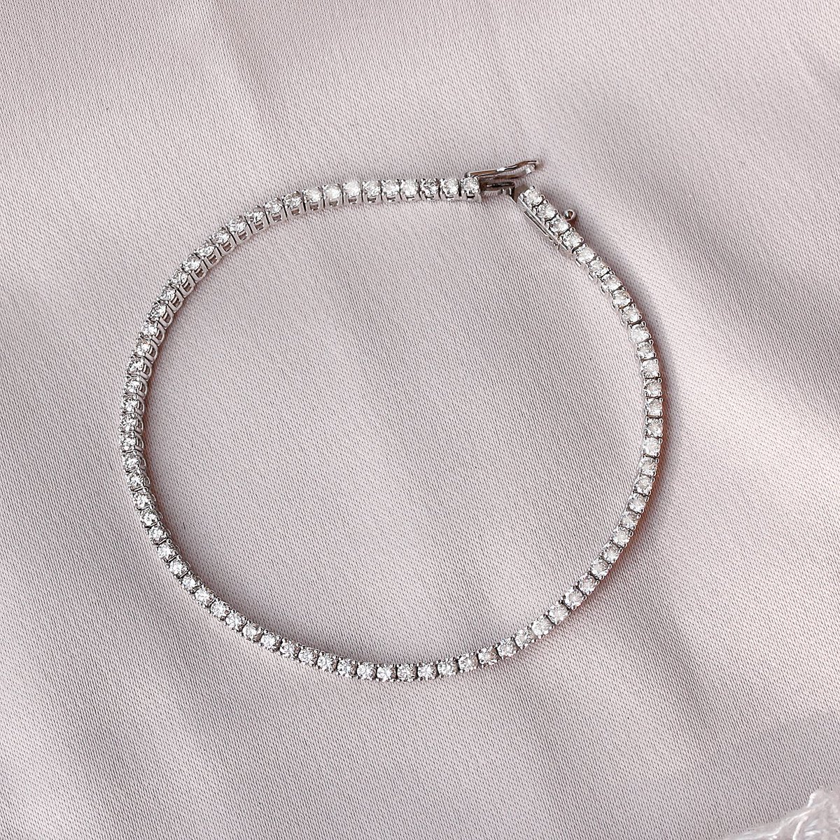 SillyShiny's tweet photo. Wrap your wrist in diamond delight Classic diamond tennis bracelet 2.80 carat 
Order here https://t.co/M07R3oqZUR
#GoldAndDiamondLove #SparklingBracelet https://t.co/AgXIpH2cBe