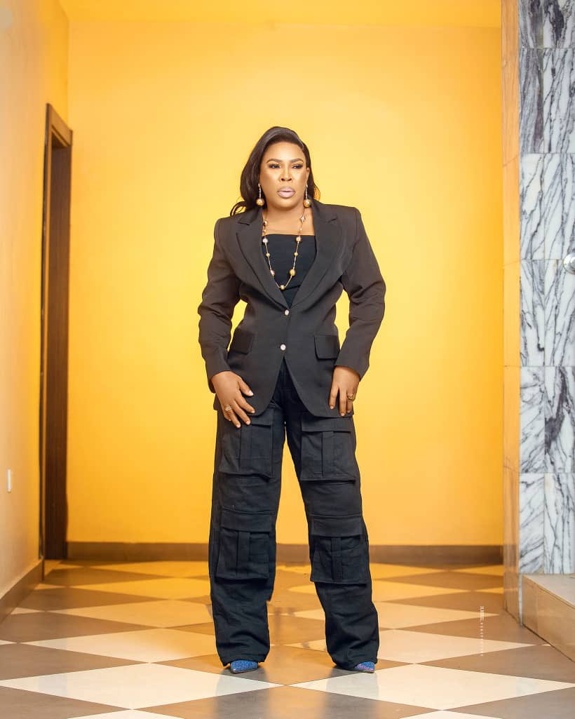 Aku Ojumo oh 🙇‍♀️🙇

New week, new energy! 💪💪🌟 Whatever comes your way, face it like the royalty you are. 

Remember, the best views come after the hardest climbs. 

Let’s make every moment count and turn dreams into reality!

Happy New Week FAM! 💪👑