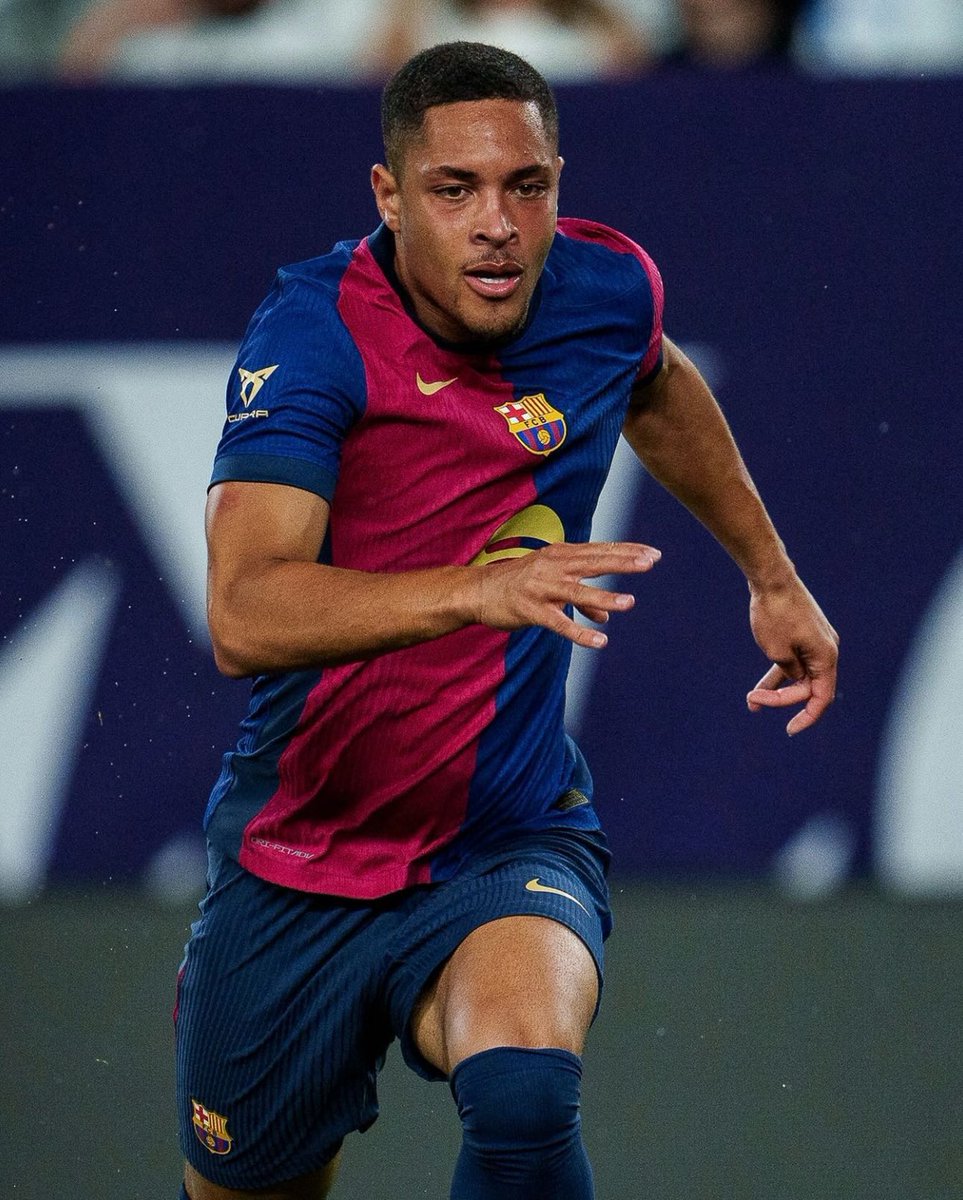 Víctor Roque, se debería enfocar en dar el máximo en el Betis por qué tiene un potencial brutal, si se quedaba el Barça iban a jugar muchos delante de el, y han preferido cederlo que venderlo. Así que la vuelta será inminente todo está en manos de el. #victorroque #barca