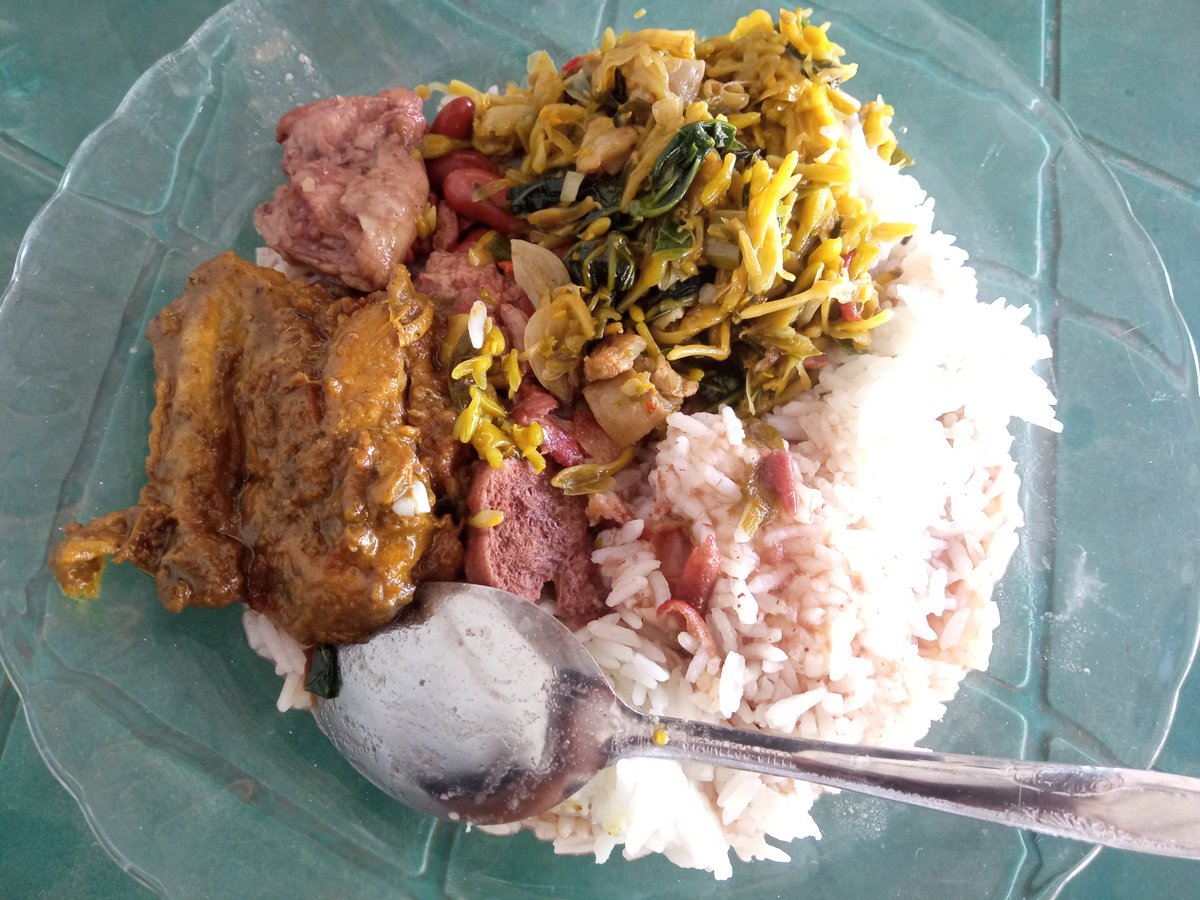 Gue lagi makan, tolong jangan diajak ngobrol, ntar kalo gue nggak sopan kan malah jadi ribet......