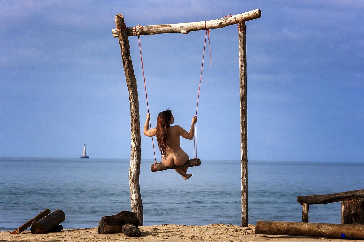 Benjamin_Babiz's tweet photo. Qui n’a jamais rêvé de faire de la balançoire nu(e) face à l’océan et au Phare de Cordouan ? Charlotte l’a fait pour le plus grand plaisir des pêcheurs environnants ! #NaturistLife #cordouan #naked #ocean #balancoire #art #naturisme #naturist https://t.co/Rkla5MAtxX