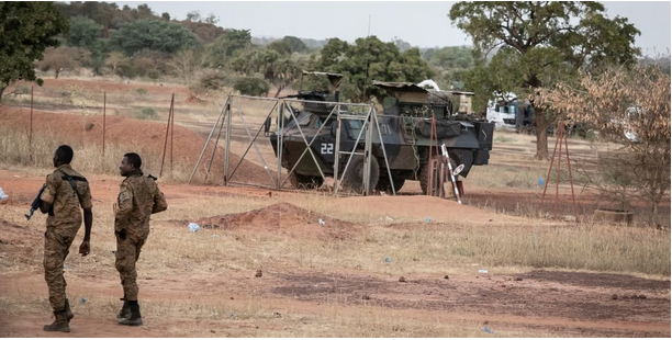 ous_bk's tweet photo. #Burkina 
Les autorités dénoncent une attaque "lâche et barbare" des terroristes samedi à #Barsalogho, où des dizaines de personnes, voire 200, dont civils et VDP, ont été tuées. Une centaine de blessés acheminés à l'hôpital de #Kaya... Sans surprise, le #JNIM n'en parle pas. https://t.co/X7fIbdTvJ7