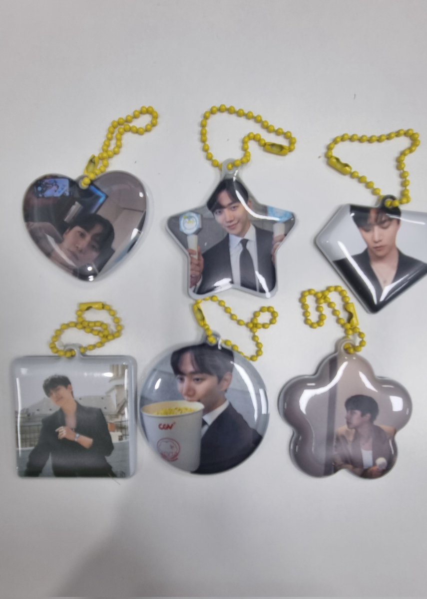 🌻캐셔로대박기원&amp;🫧1000day 이벤트🌻

🐧국내 거주자 한함 &amp; 팔로워 중 4명 추첨
🐧품목: 사진 참조
         ㄴ구성;다만날 목걸이형1+말랑키링2개(랜덤)
🐧인증 필수✅️
🐧참여방법 : RT+마음(둘다 눌러야 당첨 up⬆️)
🐧❌️이벤트성 팔로우 하지마세요❌️
🐧배송은 9월 둘째주,배송비🙅‍♀️