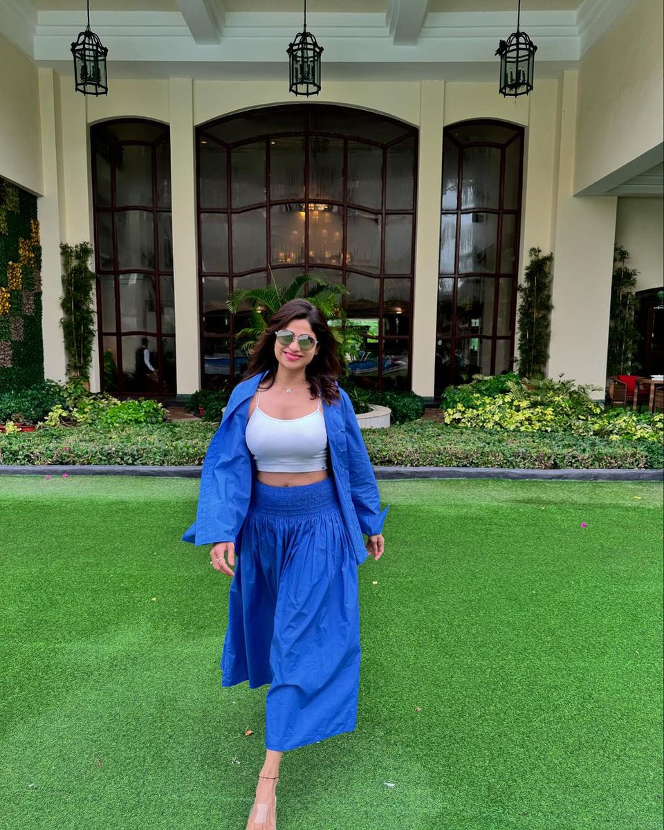 firstindiafilmy's tweet image. #ShamitaShetty driving away our Monday blues with these stunning photos of her #firstindiafilmy