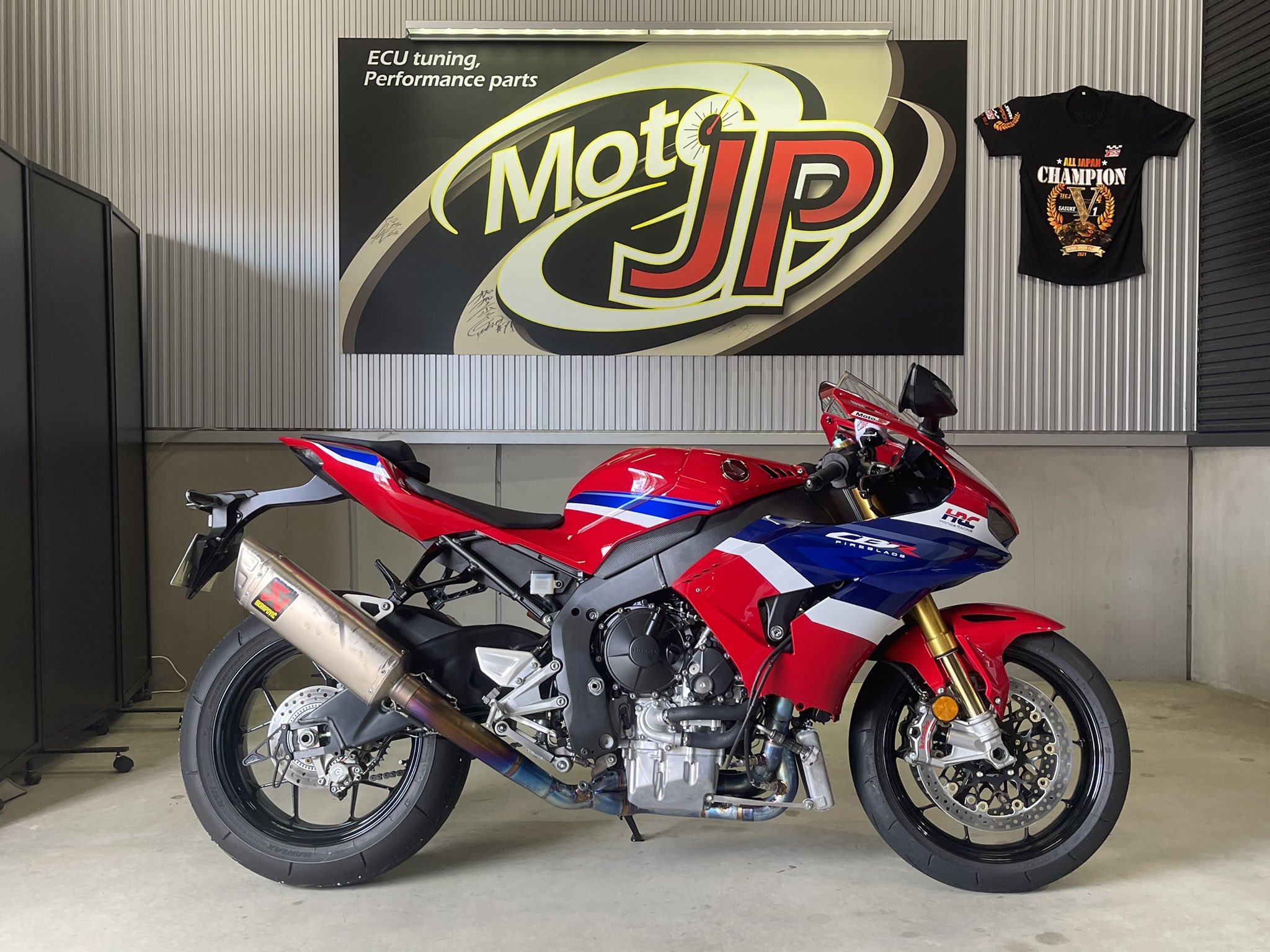 CBR1000RR-R SC82 2024 アクラポビッチ マフラー 新車外し