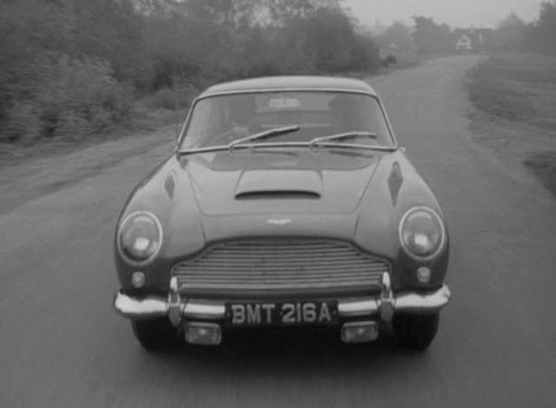 meerdimensional's tweet photo. Im September 1964 kam #Goldfinger in die Kinos. Für den Aston Martin DB5 war es keine Premiere. Einige Monate zuvor war das Fahrzeug von #JamesBond bereits in #SimonTemplar mit Roger Moore zu sehen. 1997 wurde das Fahrzeug gestohlen, seitdem gilt der Prototyp als verschollen. https://t.co/N8KtwdrgdK