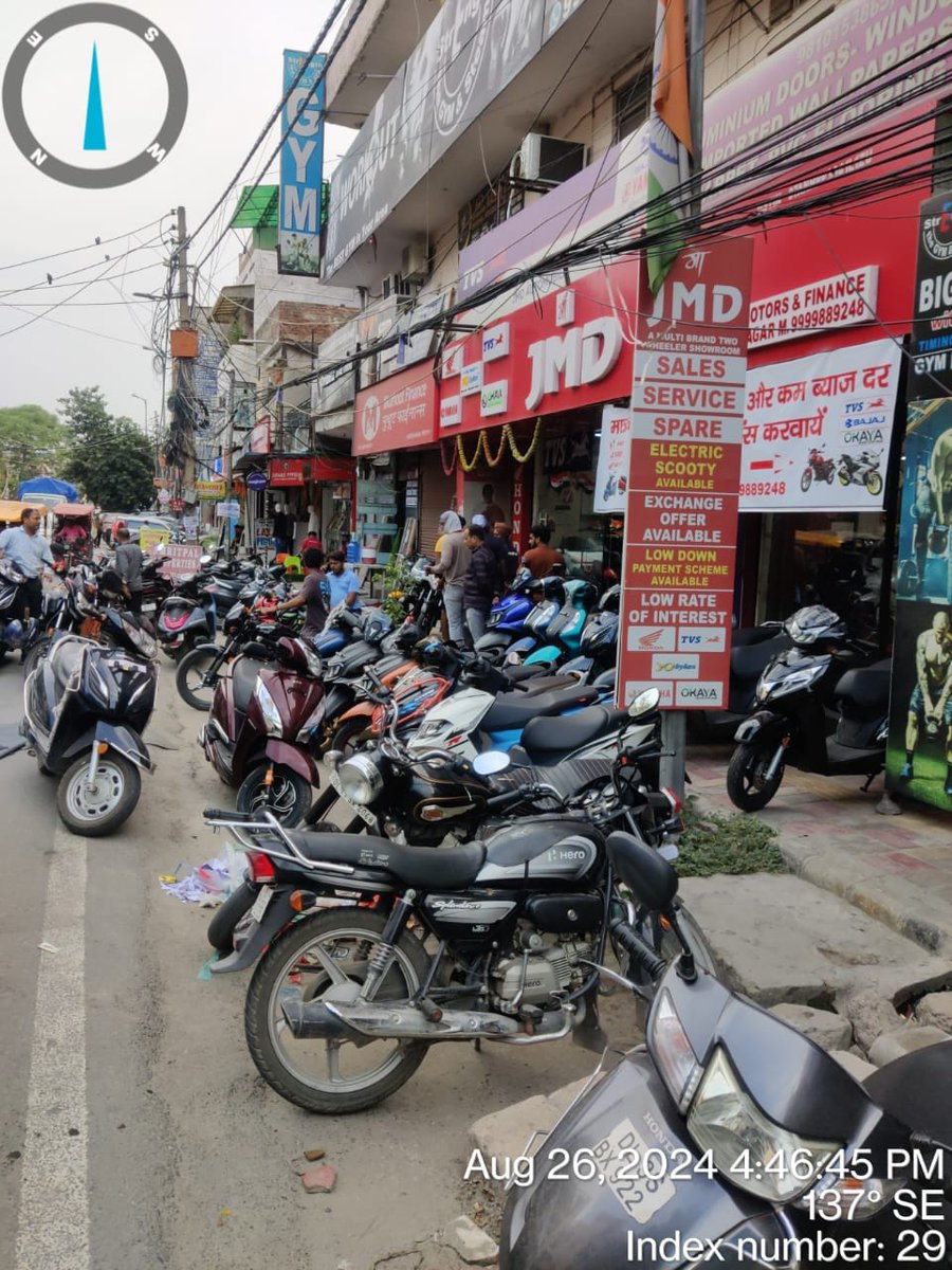 teztarrardelhi's tweet photo. JMD Automobiles Ganesh Nagar की अतिक्रमण को लेकर कई बार शिकायत करने के बाद भी यहां से अतिक्रमण को हटाया तक नही जाता, ये फुटपाथ लोगों के चलने के लिए बनाया गया है या फिर इन लोगों के कब्ज़ा करने के लिए? ऐसी कौनसी मजबूरी है @dcwestzone साहब इतनी शिकायतों के बाद भी इसपर  कोई कार्यवाही क्यों नहीं की जा रही और क्यों @dtptraffic भी इसको अनदेखा कर रही है 
@DelhiPolice @DCPWestDelhi @MCD_Delhi @OberoiShelly @AaleyIqbal @AddlCommEstate 

#encroachment #titlaknagar #encroachmentnews #delhinews #trafficproblem #delhinewslive