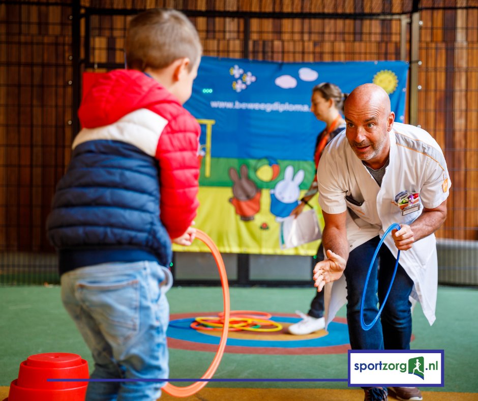 Kinderfysiotherapeut Peter Bekkering zet zich samen met zijn collega's van het Prinses Máxima Centrum in om kinderen met botkanker zo veel mogelijk te laten bewegen. Lees het interview met Peter: bit.ly/3yqRdBF

#kinderziekenhuis #bewegen #kinderfysiotherapeut