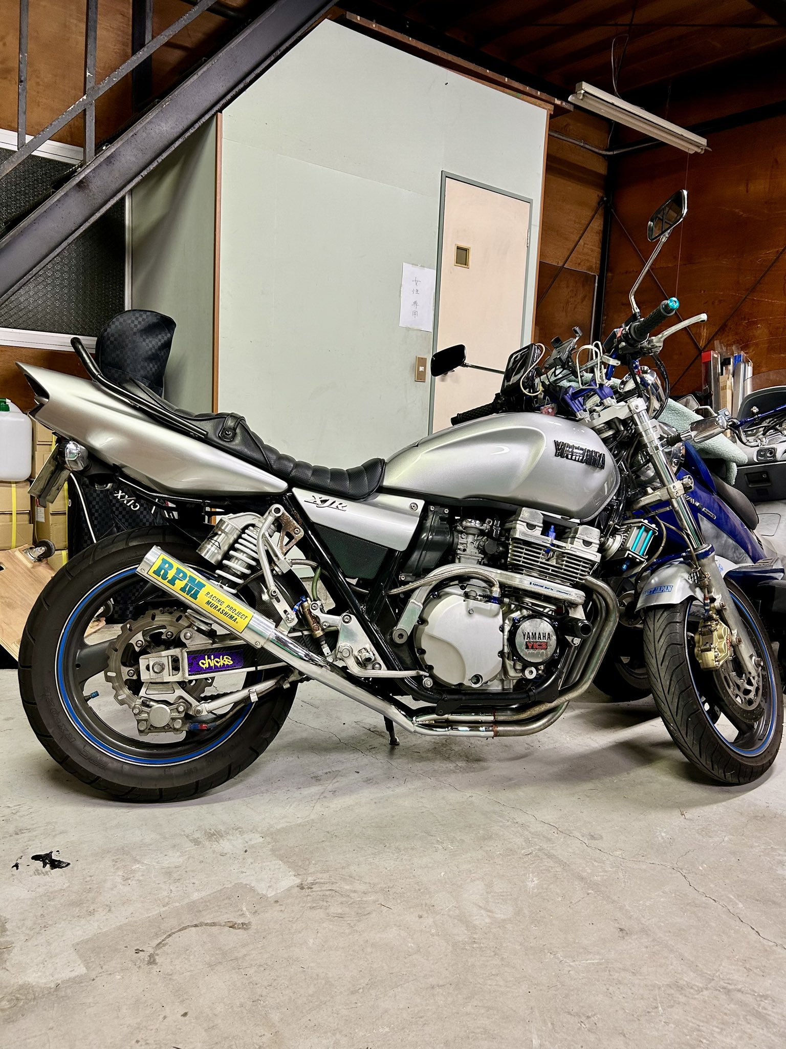 【値下げ中】ゼファー1100MID NIGHT マフラー 値下げ中】ゼファー1100MID NIGHT マフラー