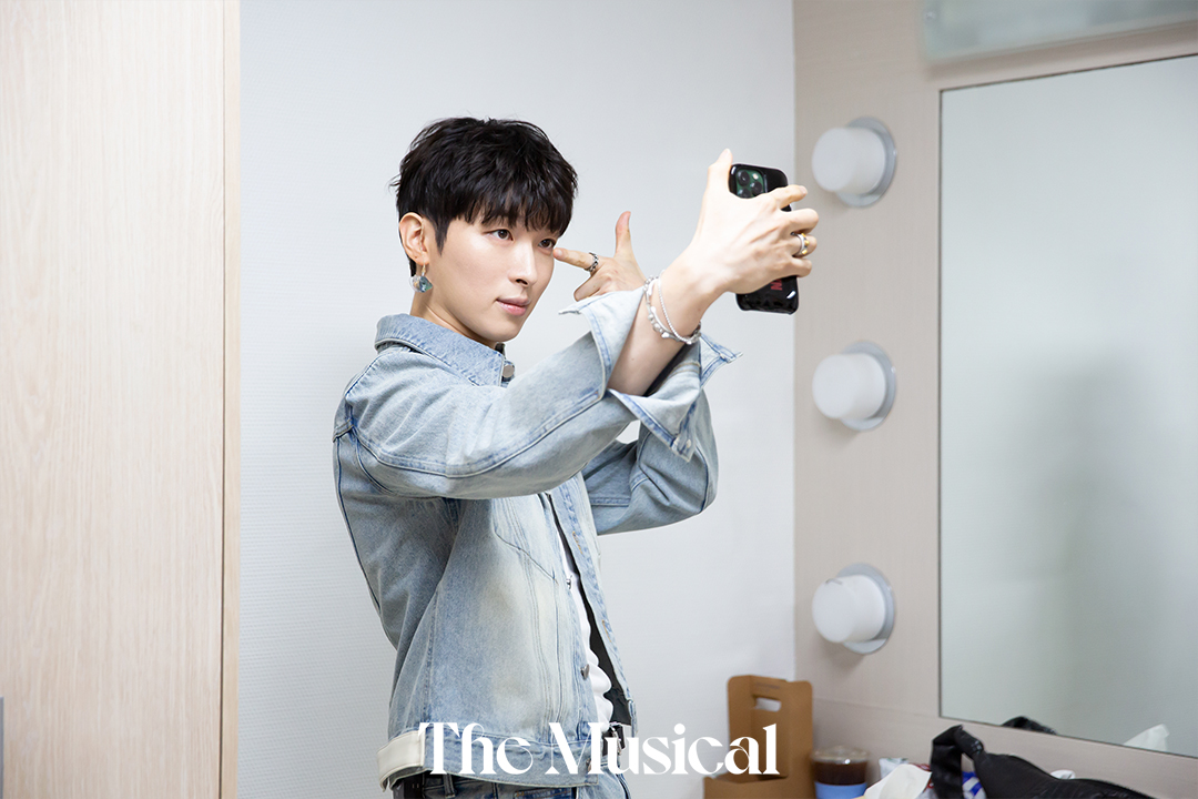 lovethemusical's tweet photo. "객석에서 전해져 오는 기운이 있다. 그날의 기운은 나만큼이나 설레고, 기대되고, 벅찬 기운이었다."

배우 박강현이 첫 번째 단독 팬미팅 <IN:JOY DAY>를 성공적으로 마쳤습니다.🎉 박강현이 팬과 함께 써 내려간 추억의 페이지를 다시 펼쳐보며 남긴 이야기를 더뮤지컬 웹사이트에서 확인해 보세요.💙

🔗https://t.co/GBHswZbsNm