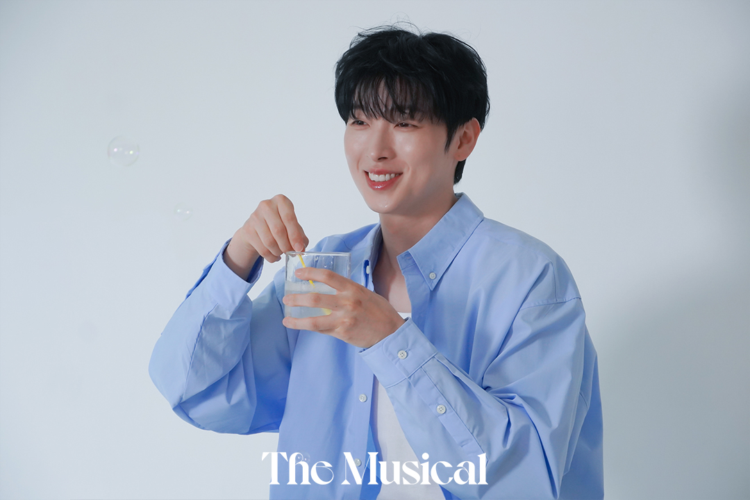 lovethemusical's tweet photo. "객석에서 전해져 오는 기운이 있다. 그날의 기운은 나만큼이나 설레고, 기대되고, 벅찬 기운이었다."

배우 박강현이 첫 번째 단독 팬미팅 <IN:JOY DAY>를 성공적으로 마쳤습니다.🎉 박강현이 팬과 함께 써 내려간 추억의 페이지를 다시 펼쳐보며 남긴 이야기를 더뮤지컬 웹사이트에서 확인해 보세요.💙

🔗https://t.co/GBHswZbsNm