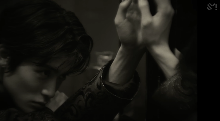tjlichil's tweet photo. smoke's mv is based on narcissism.

in greek mythology, narcissus falls in love with his own reflection to the point he hurt himself by not eating nor sleeping and end up dies by pool gazing at his own reflection. https://t.co/ui7VlD9TqQ