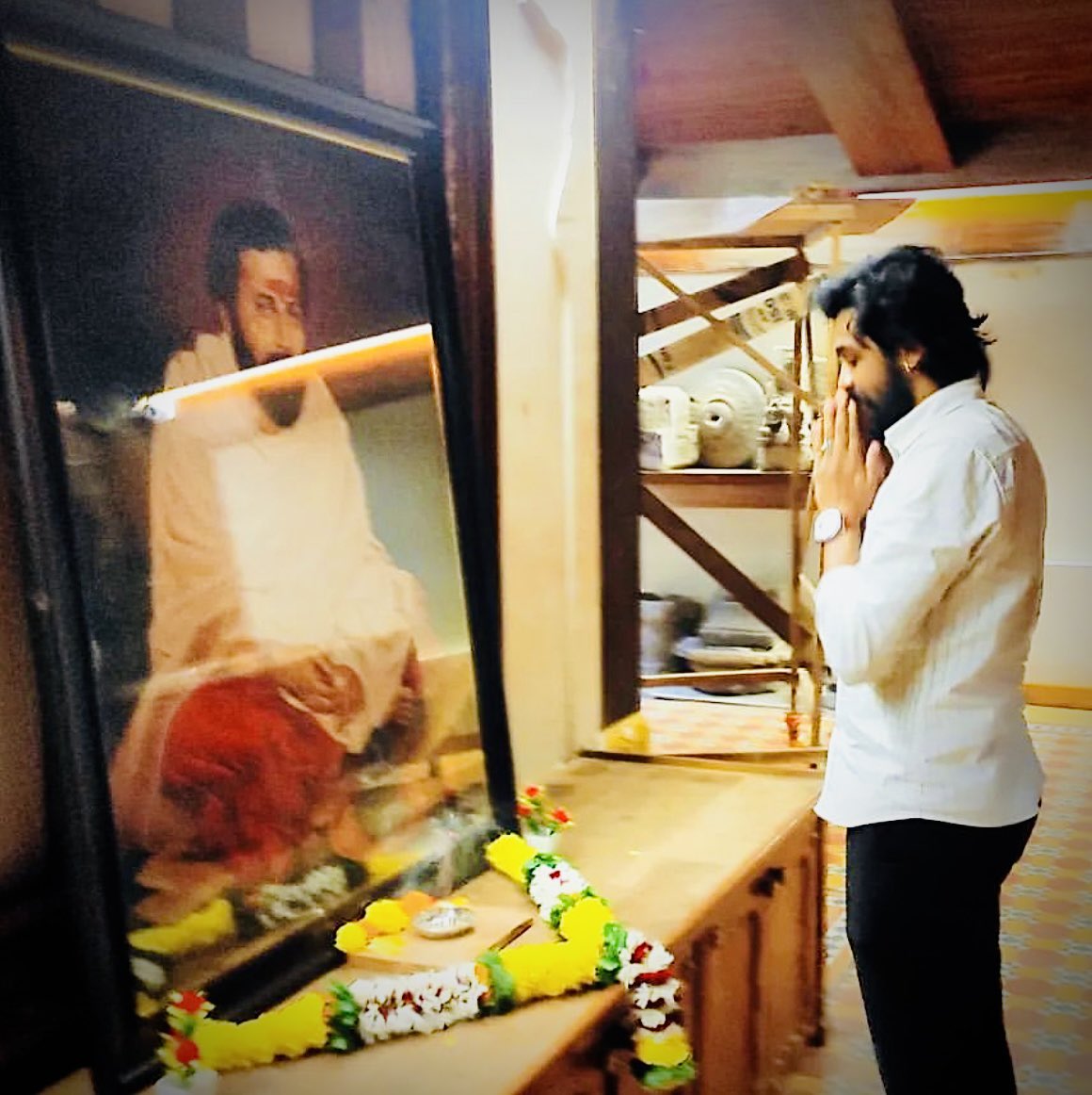 MayurGite2's tweet photo. महाराष्ट्राच्या राजकारणात असं एकच व्यक्तिमत्व होऊन गेलं...जिथे सर्वस्वी जनतेतून न्याय दिला जायचा आणि ते म्हणजे धर्मवीर आनंद दिघे साहेब. साहेबांच्या विचारांचा वारसा आजही आपल्याला सतत प्रेरणा देत राहील. आज त्यांच्या स्मृतीदिनी नतमस्तक होऊन स्व. दिघे साहेबांना वंदन करूया
#आनंद_दिघे https://t.co/3PSGFnlF5s