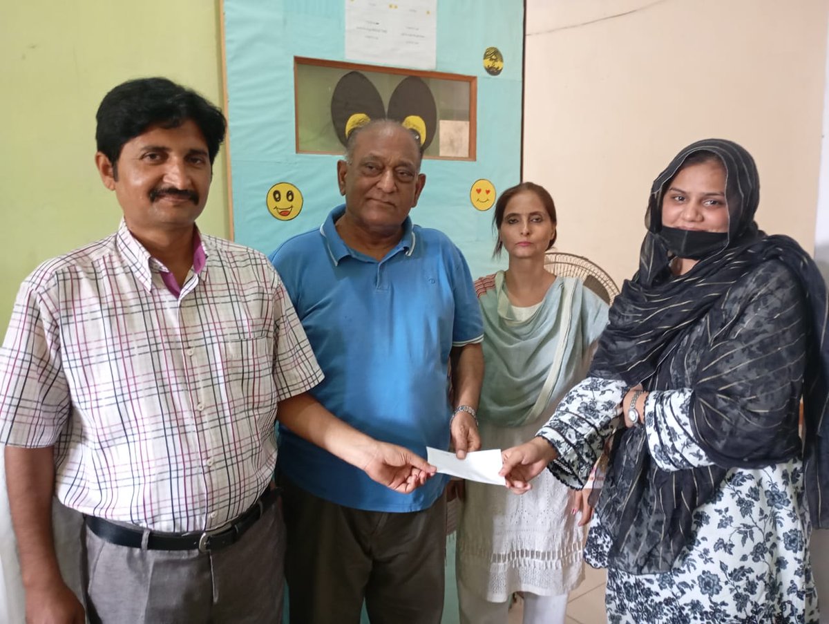 SystemFdnpk's tweet photo. Professor Muhammad Masood distributing first payment among students after completing first project of freelancing class . https://t.co/JJGxfSuOzR