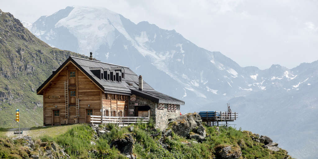 Découvrez la cabane du Mont Fort, refuge historique à 2457m, un incontournable du Tour des Bisses à Verbier. Plongez dans le patrimoine valaisan avec des vues à couper le souffle grâce à Topofinder !   

📸 : Verbier Tourisme
