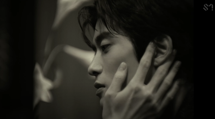 tjlichil's tweet photo. smoke's mv is based on narcissism.

in greek mythology, narcissus falls in love with his own reflection to the point he hurt himself by not eating nor sleeping and end up dies by pool gazing at his own reflection. https://t.co/ui7VlD9TqQ