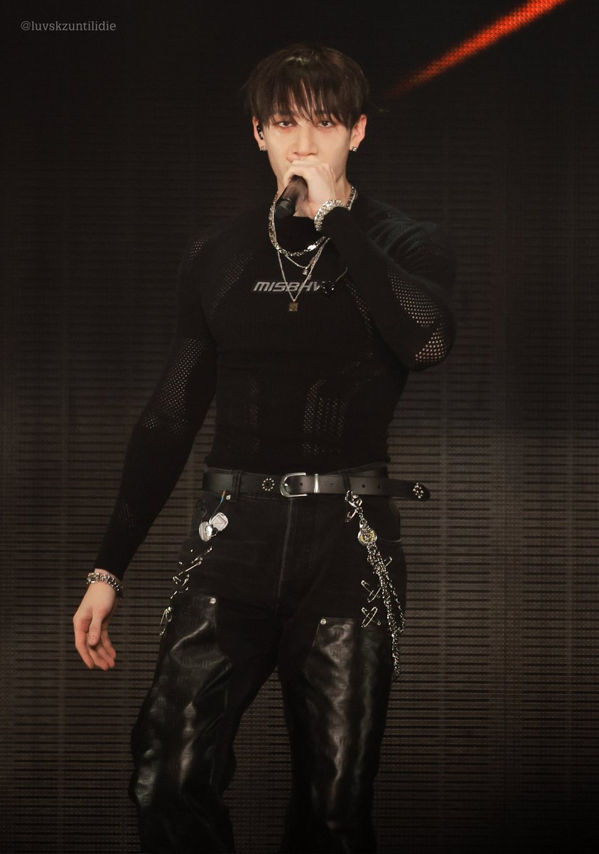 channieville's tweet photo. SO WHO ELSE AGREES THAT THIS WHOLE OUTFIT RIGHT HERE TRULY HIGHLIGHTS CHAN’S BEAUTIFUL BODY PROPORTION https://t.co/Rpr1YLpi7A