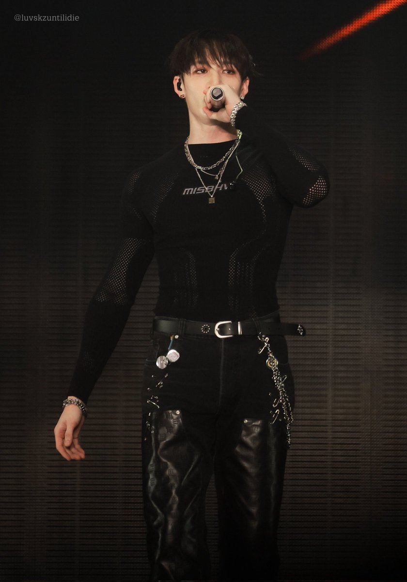 channieville's tweet photo. SO WHO ELSE AGREES THAT THIS WHOLE OUTFIT RIGHT HERE TRULY HIGHLIGHTS CHAN’S BEAUTIFUL BODY PROPORTION https://t.co/Rpr1YLpi7A