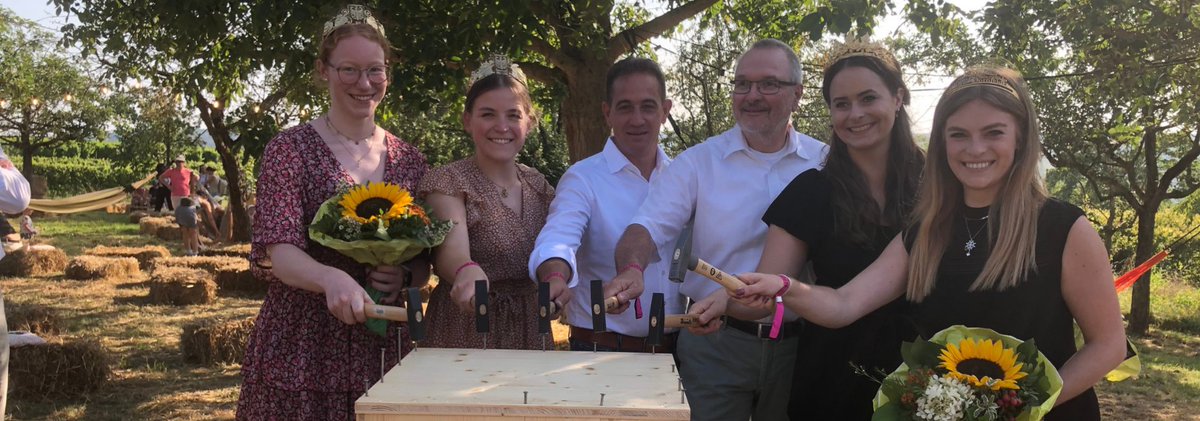 🎉Beim Burgberg under Vibes Weinfestes in Ingelheim hat Präsident Prof. Dr. <a href="/HannesKopf/">Hannes Kopf</a> die Weinkiste für die Neumayer Station III vernagelt. Pfälzische Weinkönigin , Rheinhessische Weinprinzessin, Ingelheimer Rotweinkönigin &amp; -prinzessin haben geholfen😀
s.rlp.de/AsPOj