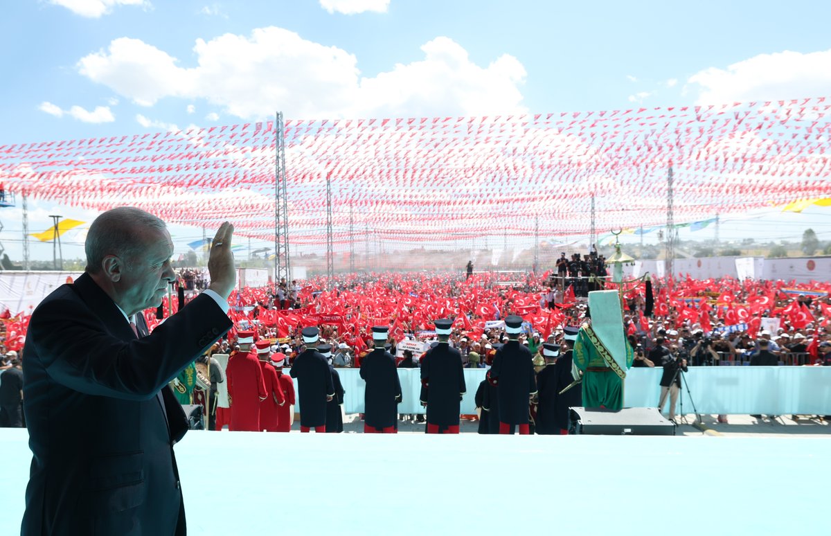 RTErdogan's tweet photo. Malazgirt ruhunu yaşatacak, ömrümüzün son nefesine kadar taşıyacak; bayrağı bizden devralacak yeni nesillere bir emanet gibi şanla, şerefle teslim edeceğiz. 🇹🇷 https://t.co/HDum29clxb