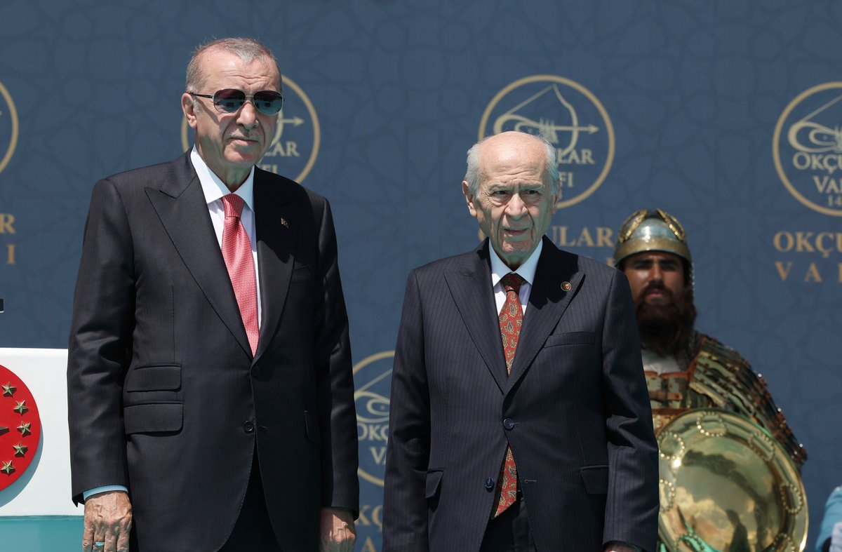 RTErdogan's tweet photo. Malazgirt ruhunu yaşatacak, ömrümüzün son nefesine kadar taşıyacak; bayrağı bizden devralacak yeni nesillere bir emanet gibi şanla, şerefle teslim edeceğiz. 🇹🇷 https://t.co/HDum29clxb