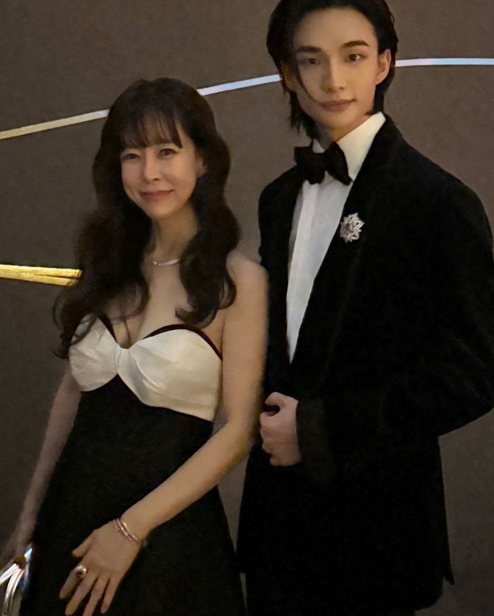 hhjmuseum's tweet photo. jewelry consultant yoon sungwon had an exclusive seminar for a cartier vip couple who loves rubies. she tried on the bracelet brooch set they purchased previously, it’s modular, and hyunjin has worn the brooch at the cartier gala. the piece is from 1948 with burmese rubies and antique cut diamonds.

“i’m very satisfied that a handsome guy pulled it off nicely, and i happened to wear ruby that day too. is taking a photo with hyunjin that day inevitable?”

#hyunjinxcartier