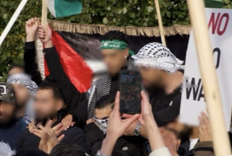 Ledarna för Palestinademonstranterna i Gbg är noga med att jaga bort journalister/personer som bevakar deras demonstrationer men inte demonstranterna som ser ut så här.