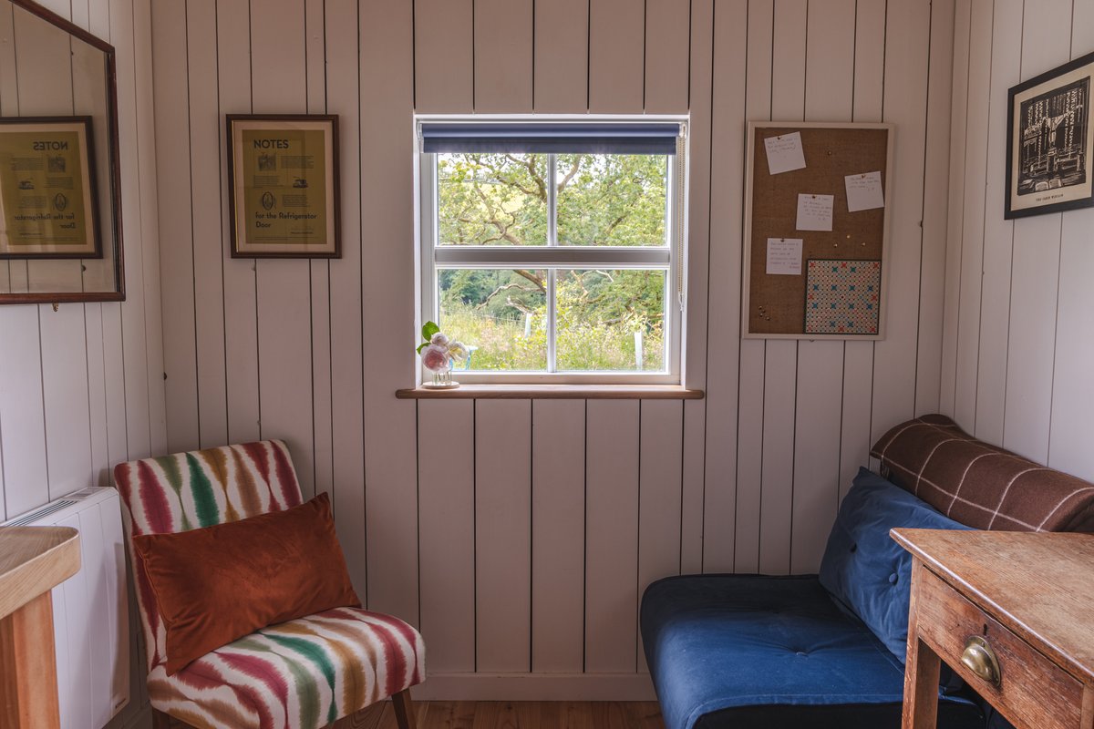Thinking of retreating with your WIP to the Writers' Cabin? This blog post suggests things you might like to pack to make the most of your stay (as well as a list of what's already provided)...

🧳bit.ly/WritersCabinPa…

Weekend stays start at £300 
#retreat #amwriting