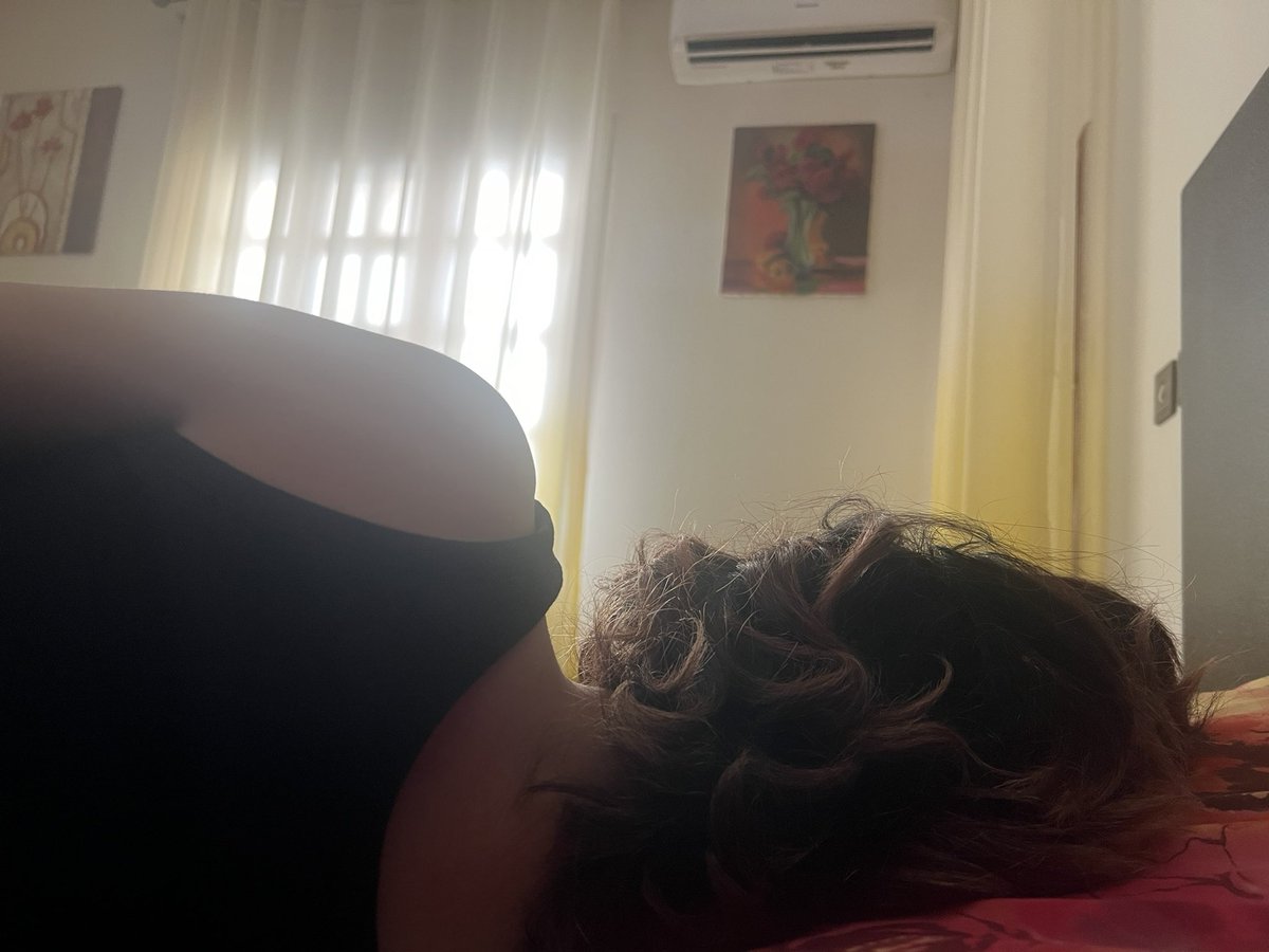 زندگی مگه چیزی بیشتر از این لحظه هاست؟
اینکه آبجی کوچیکت بعد یکسال دوری اینجوری کنارت خوابیده باشه