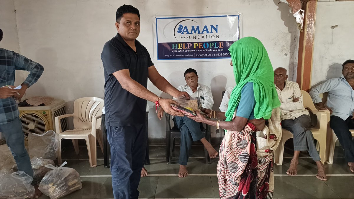 Amanfoundationn's tweet photo. Sarees and dry fruits were distributed to the widow sisters at Kalarani of Pavijetpur taluka of Chotaudepur district. In which 60 sisters of the village were distributed by the leaders. https://t.co/umRreNmlYj