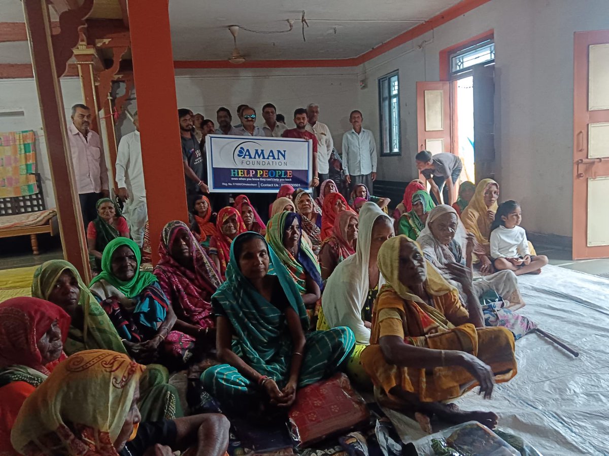 Amanfoundationn's tweet photo. Sarees and dry fruits were distributed to the widow sisters at Kalarani of Pavijetpur taluka of Chotaudepur district. In which 60 sisters of the village were distributed by the leaders. https://t.co/umRreNmlYj