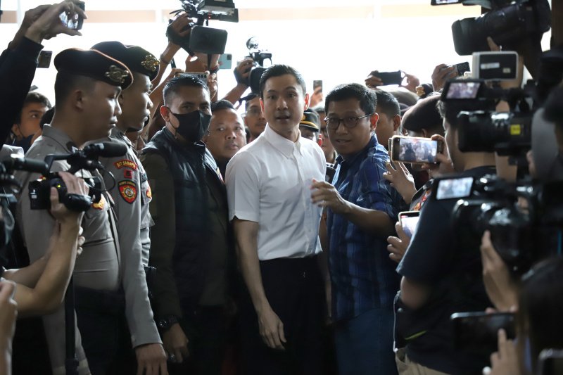 BOCOR JEJAK TIMAH SANG KOMANDAN

[Utas]

Total anggota grup percakapan "New Smelter" ini berjumlah 30 orang. Salah 1nya adalah petugas penegak berbintang 1. Perannya terungkap di persidangan Harvey Moeis, suami Sandra Dewi.