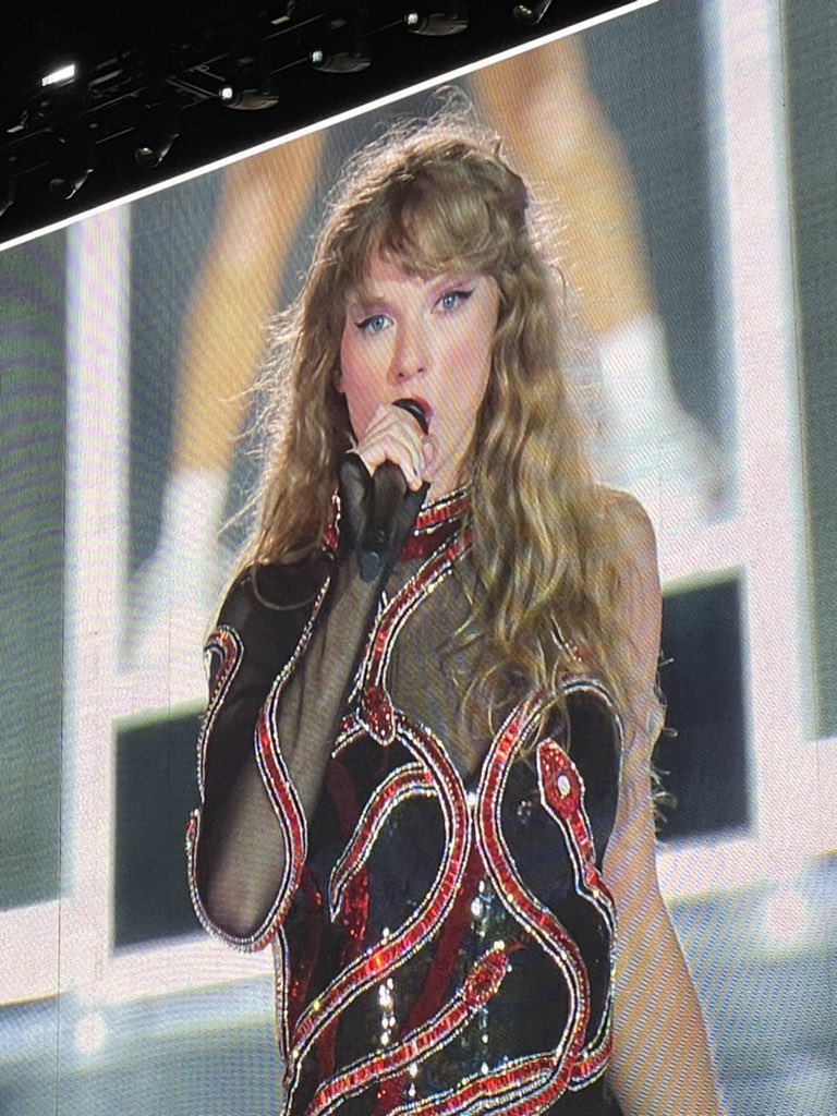 guldrosh's tweet photo. what’s the logic that her hair turns straight when wet in the rep tour? but a drop of rain on her hair in the eras tour, and her hair goes wild?? https://t.co/QWOnexrRlF