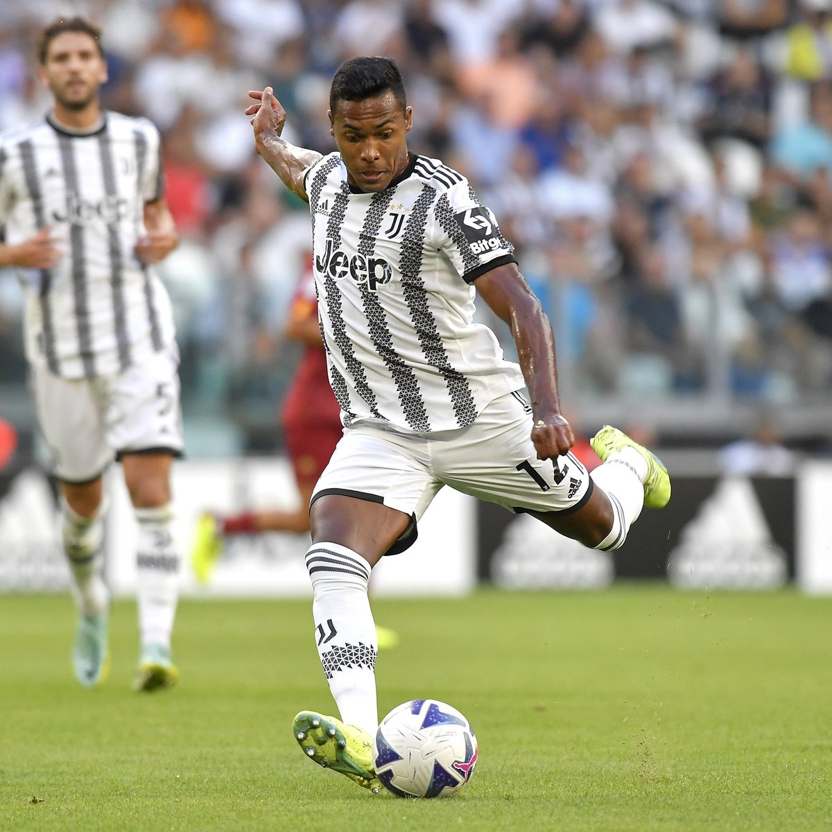 futebol_info's tweet photo. Fechado! Alex Sandro aceita oferta e é o novo reforço do Flamengo.

Todos os termos foram acertados entre sábado e domingo. Não há mais nenhuma pendência. Falta apenas a assinatura do contrato, que será feita ainda hoje, e as fotos oficiais como novo reforço rubro-negro.

Marcos Braz e Bruno Spindel seguem na Europa para contratar o meia Alcaraz, do Southampton, e o atacante Gonzalo Plata, do Al Sadd.

🗞 @geglobo | @cahemota | @fredgomes1985
📸 Divulgação/Juventus