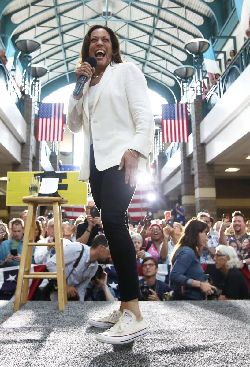 ¿Será Kamala Harris la primera mujer presidenta de EE.UU.?  Su trayectoria como primera vicepresidenta afroamericana y asiática, su lucha por la justicia social y su estilo auténtico la ponen en el centro de todas las miradas. 🏛️ ¿Estamos ante un momento histórico? #KamalaHarris