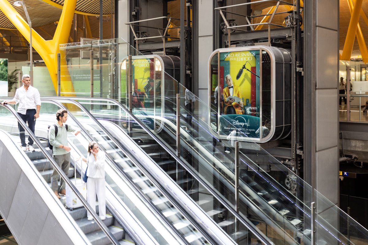 Se estrena nueva temporada de ‘Solo asesinatos en el edificio’ de <a href="/DisneyPlusES/">Disney+ España</a>  y Martin Short, Steve Martin y Selena Gómez, sus protagonistas, ya están en el Aeropuerto Adolfo Suárez Madrid Barajas con una divertida decoración de ascensores que atrae las miradas de los viajeros