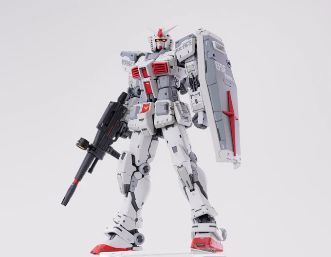 RG1/144 ガンダムRX-78完成しました! 今回は色の置き方と1部ディテールのオミットにより情報量を調節し1部関節パーツの組み換えによりスタイル変更してみました。 カラーはホワイトとライトグレーに差し色のレッドを追加したシンプルカラー塗装しました。