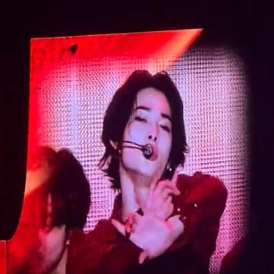 nkmurariki's tweet photo. Now that Ni-ki is growing out his hair, I need this hairstyle back🙇‍♀️

+++++ MANBUN NI-KI FOR A STAGE PERFORMANCE PLEASE!!!
https://t.co/7idAuOn2Xa https://t.co/bTrHdTEojG