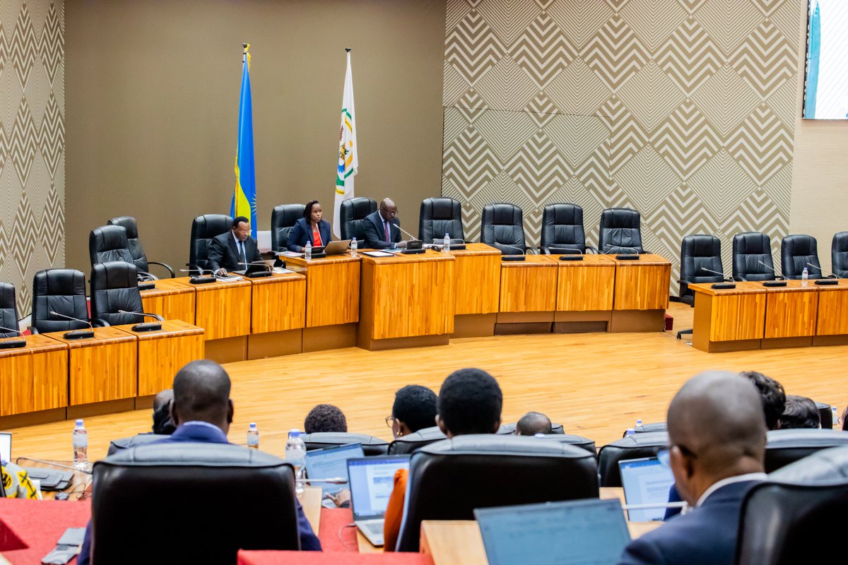 Abadepite bakomeje ibiganiro bibafasha kwinjira mu nshingano zabo. Ingingo zibandwaho zirimo ibijyanye no kujya impaka ku mategeko no kuyatora, gutsura umubano n'amahanga, gahunda ya Guverinoma y’imyaka 5 (NST2), igenamigambi ry’Igihugu n'itegurwa ry’ingengo y’imari.