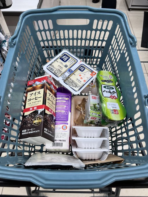 野菜自給自足な私のスーパーでの買い物はこんな感じ🤲🏾ちなみに今日はたまたま肉や魚を買わなかっただけで普段は買ってるよ〜 https://t.co/163x79lK8g