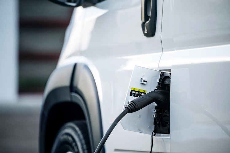 StellantisNAEsp's tweet photo. La nueva @RamTrucks #ProMaster EV 2024 ofrece las capacidades y tecnologías necesarias para ayudar a trabajadores autónomos, propietarios de pequeñas y medianas empresas y flotas comerciales a trabajar de manera eficiente y hacer crecer sus negocios. #MundoRam. https://t.co/saTNvXK9PO