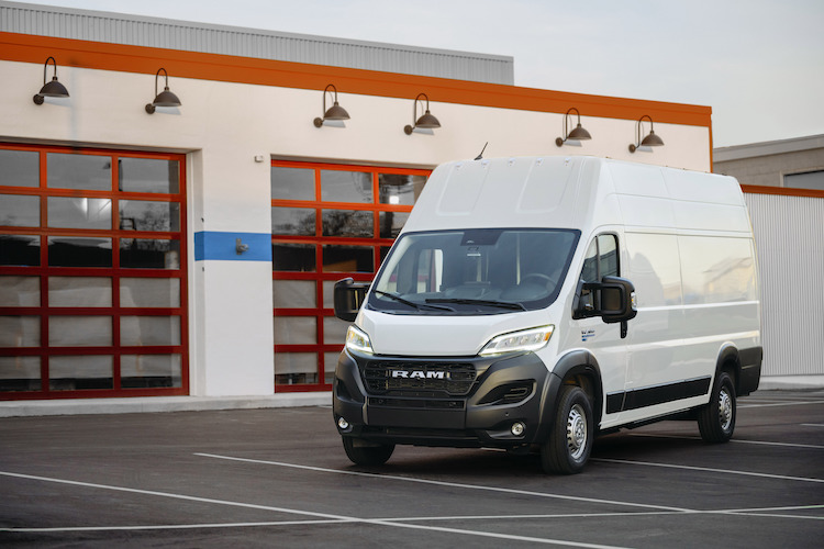 StellantisNAEsp's tweet photo. La nueva @RamTrucks #ProMaster EV 2024 ofrece las capacidades y tecnologías necesarias para ayudar a trabajadores autónomos, propietarios de pequeñas y medianas empresas y flotas comerciales a trabajar de manera eficiente y hacer crecer sus negocios. #MundoRam. https://t.co/saTNvXK9PO